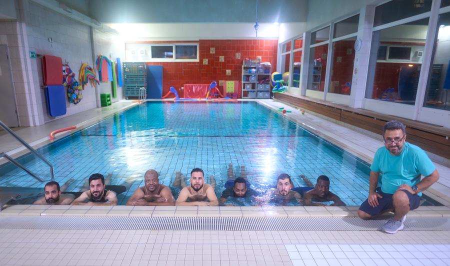 Insgesamt 15 Männer mit Migrationsbiografie lernen - aufgeteilt in zwei Kursen - schwimmen in der AWO Welle.