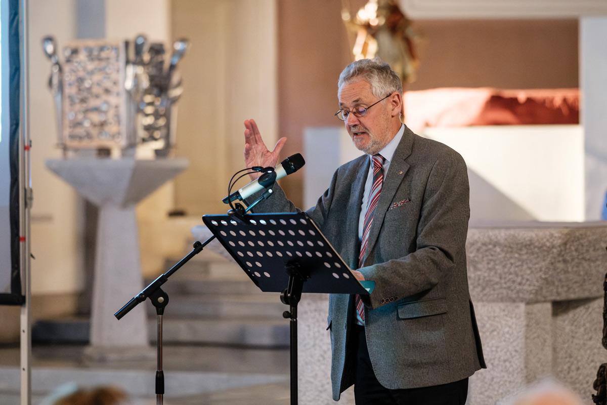 Franz Rainer Enste trägt mitreißend vor